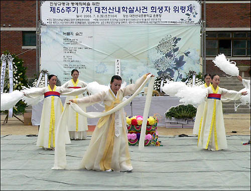 제56주기 7차 산내학살희생자 위령제가 8일 오전 대전 동구 낭월동 산내초등학교 운동장에서 개최됐다. 사진은 조희열 전통춤보존회의 추모공연. 